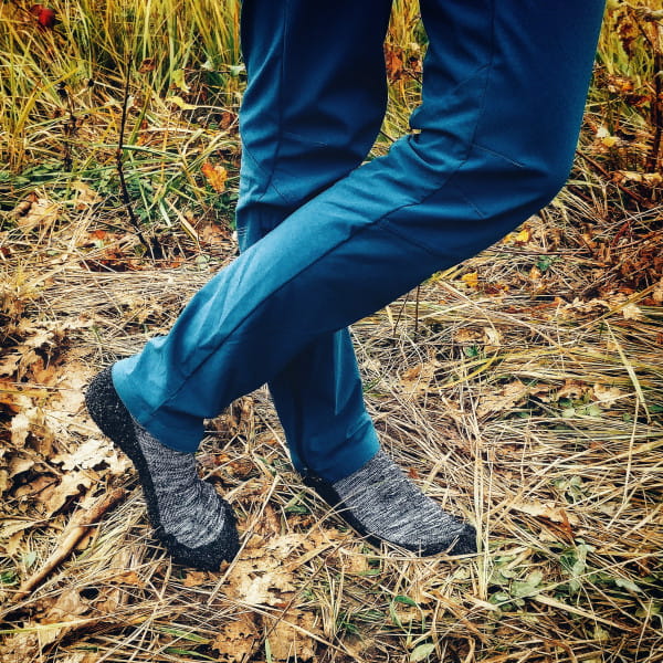 Skinners Outdoor-Sockenschuhe Schwarz mit weißem Logo