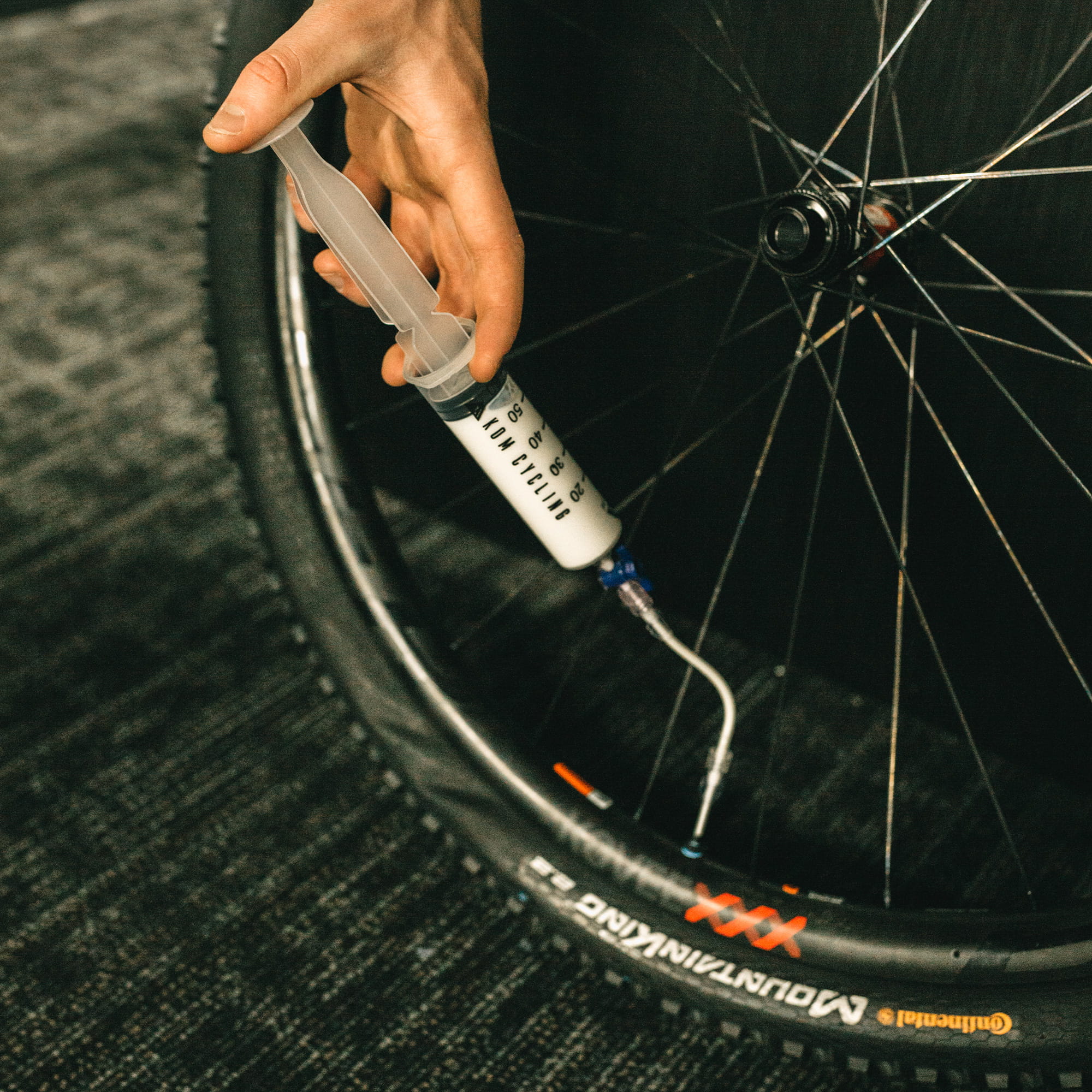 KOM Cycling Tubeless Injector (Einfüllhilfe für Dichtmilch), Tubeless-Zubehör, Reifen, Komponenten