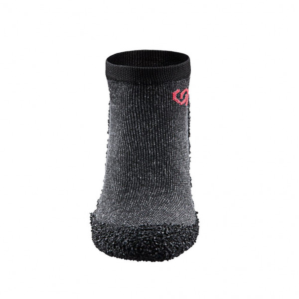 Skinners Outdoor-Sockenschuhe Gesprenkelt schwarz mit rotem Logo