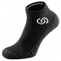 Skinners Outdoor-Sockenschuhe Schwarz mit weißem Logo