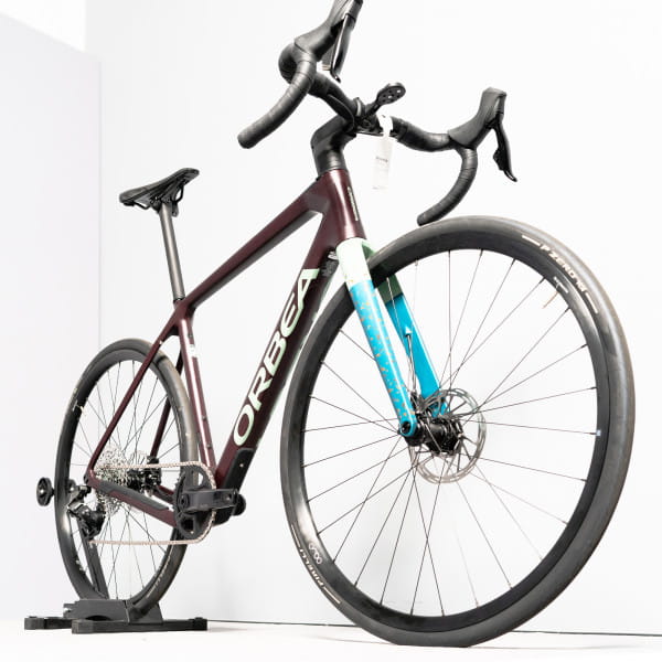 [EINZELSTÜCK] Orbea Terra M31e 1x SRAM Rival XPLR Gr. M Metallic Mulberry / Silver Glitter