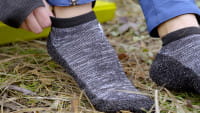 Skinners Outdoor-Sockenschuhe Granit-grau mit weißem Logo