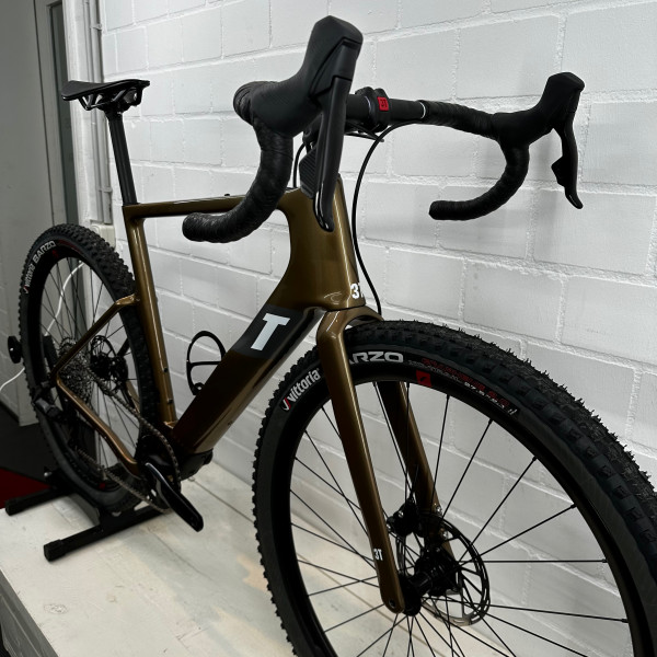 [EINZELSTÜCK] 3T Exploro Ultra Rival XPLR 1X12 650b Coffee - 56