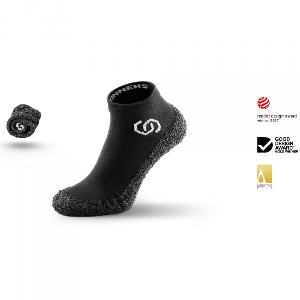 Skinners Outdoor-Sockenschuhe Schwarz mit weißem Logo