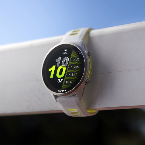 Garmin Forerunner 970 Steinweiss/Titanium Titan