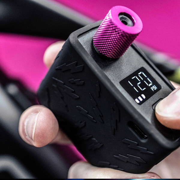 Muc-Off Airmach Electric Mini Pro Inflator - Elektropumpe mit Alugehäuse und LED-Display